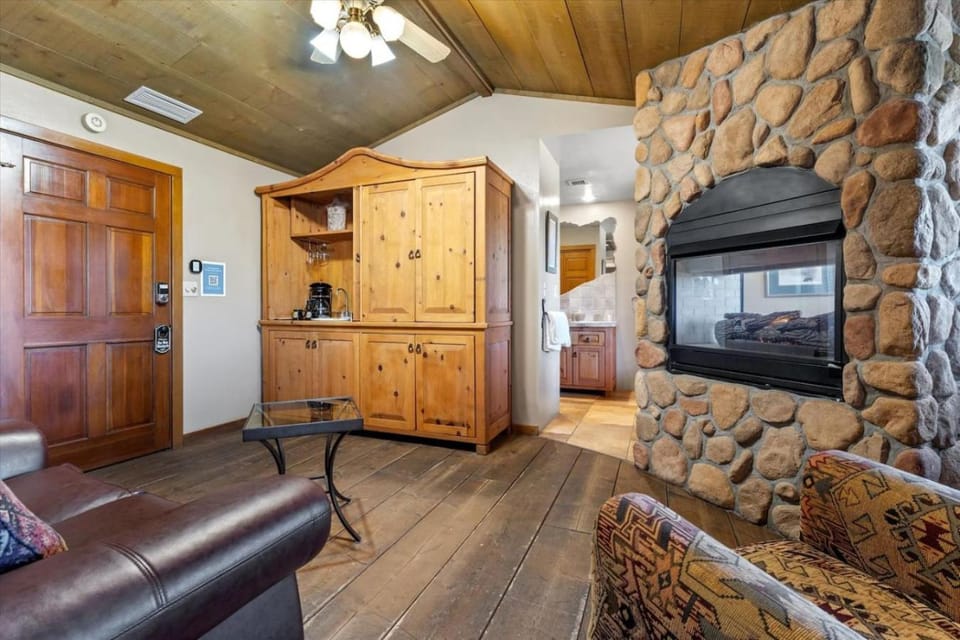 Adobe Village Inn Sundance Suite Apartment in Village of Oak Creek