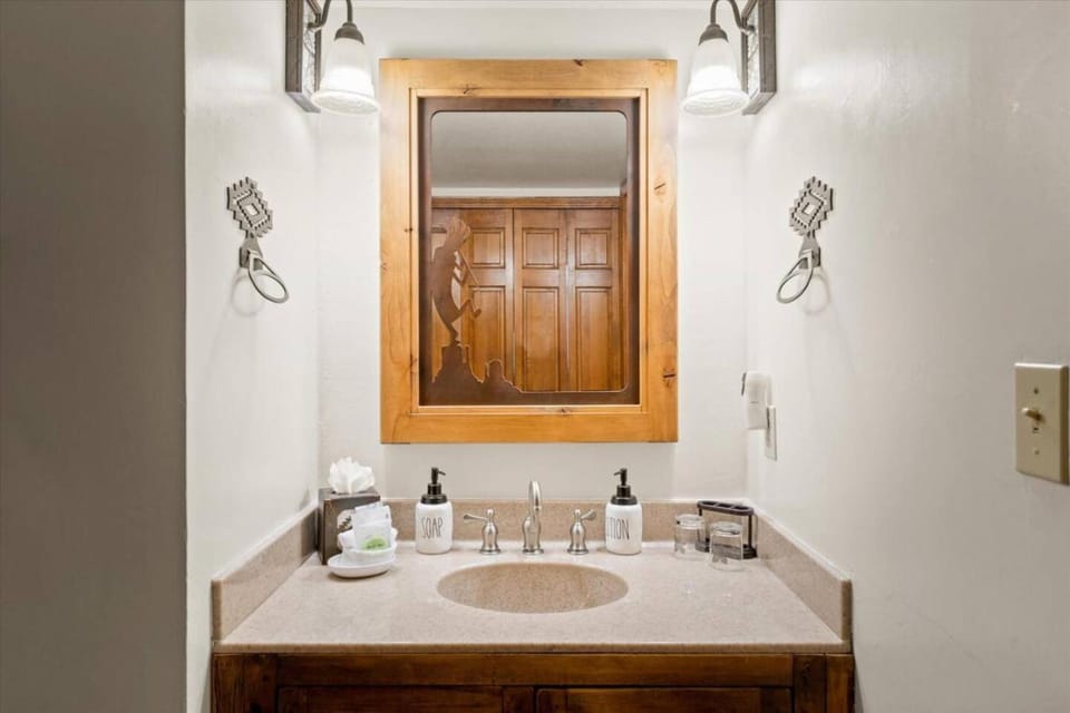 Adobe Village Suite- Painted Desert Apartment in Village of Oak Creek