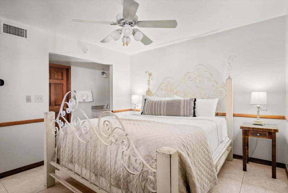Studio Suite- Country Apartment in Village of Oak Creek