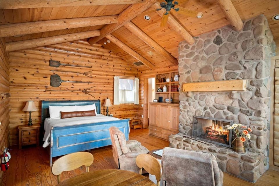 Adobe Village Villa with Private Patio- Wilderness Apartment in Village of Oak Creek