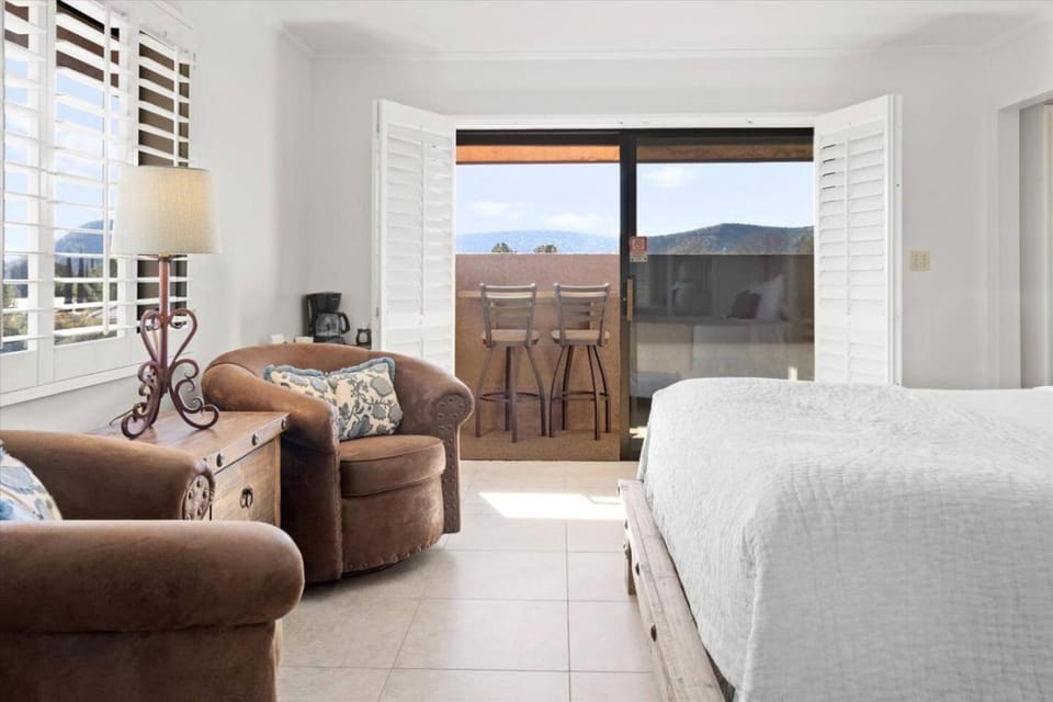 Adobe Village Suite - Garden Apartment in Village of Oak Creek