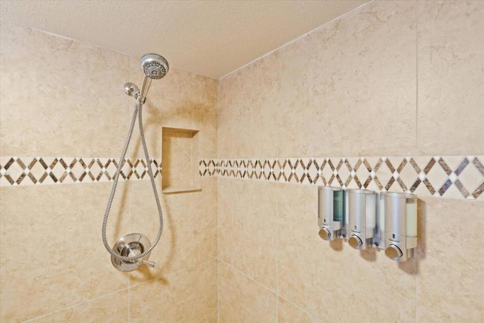 Adobe Village Suite - Garden Apartment in Village of Oak Creek