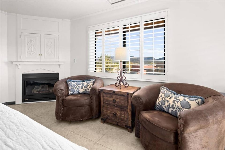 Adobe Village Suite - Garden Apartment in Village of Oak Creek