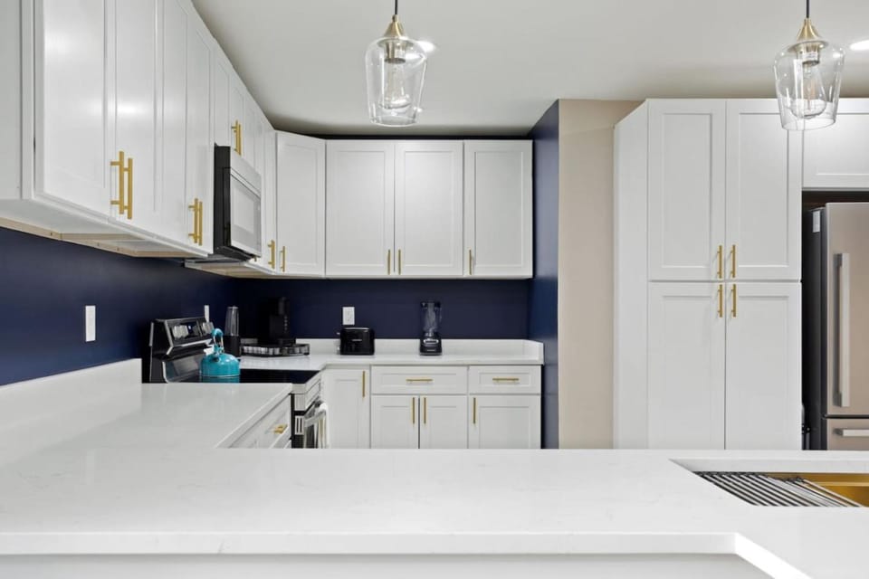 Kitchen or kitchenette, dishwasher, stove