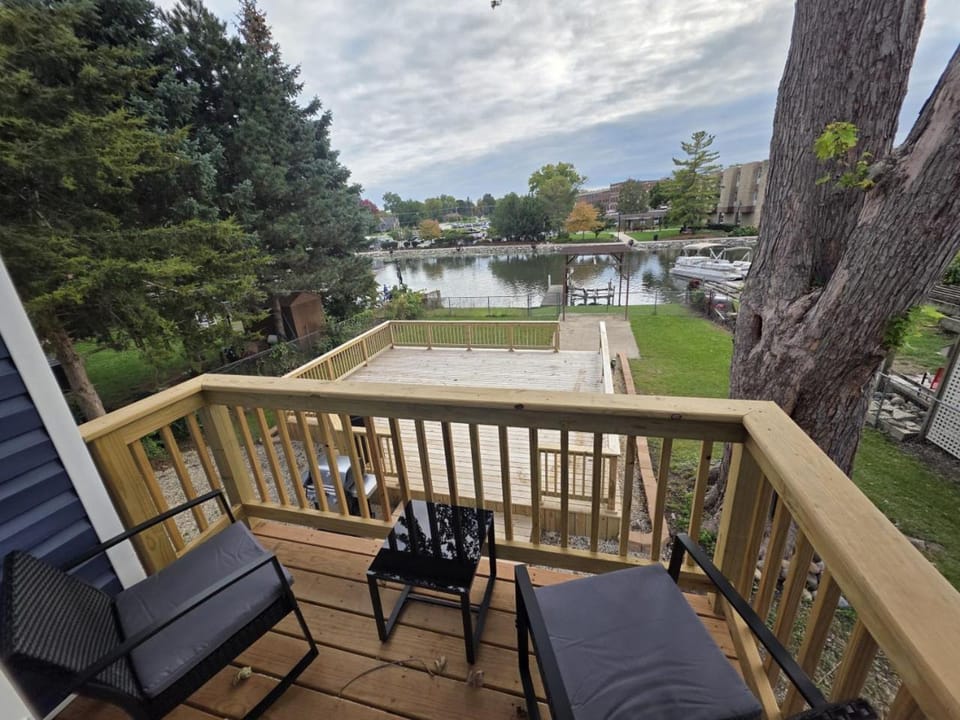 3BR 2BTH Waterfront Vacation Rental on Riverwalk to Downtown McHenry with Pier House in Illinois
