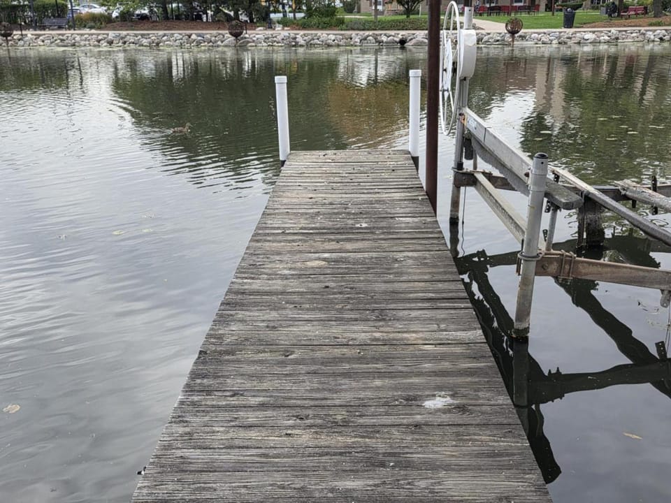 3BR 2BTH Waterfront Vacation Rental on Riverwalk to Downtown McHenry with Pier House in Illinois