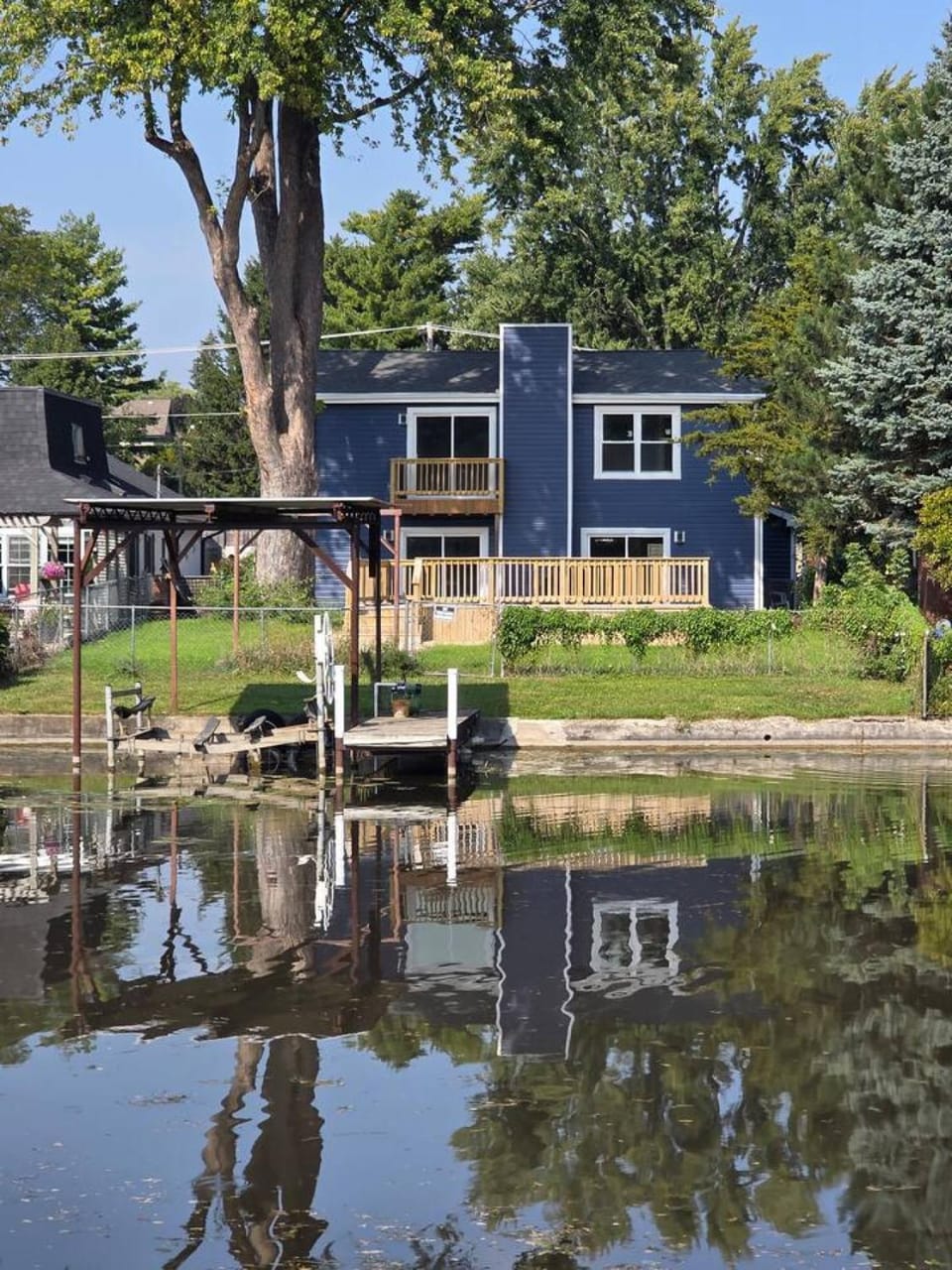 3BR 2BTH Waterfront Vacation Rental on Riverwalk to Downtown McHenry with Pier House in Illinois