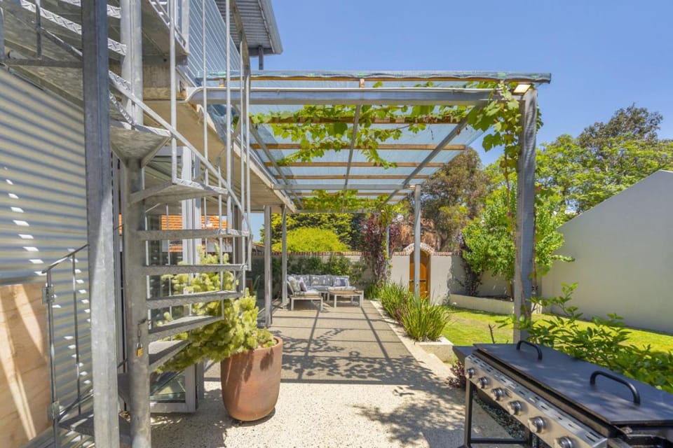 Sunset Views - walking distance to Fremantle CBD House in Perth