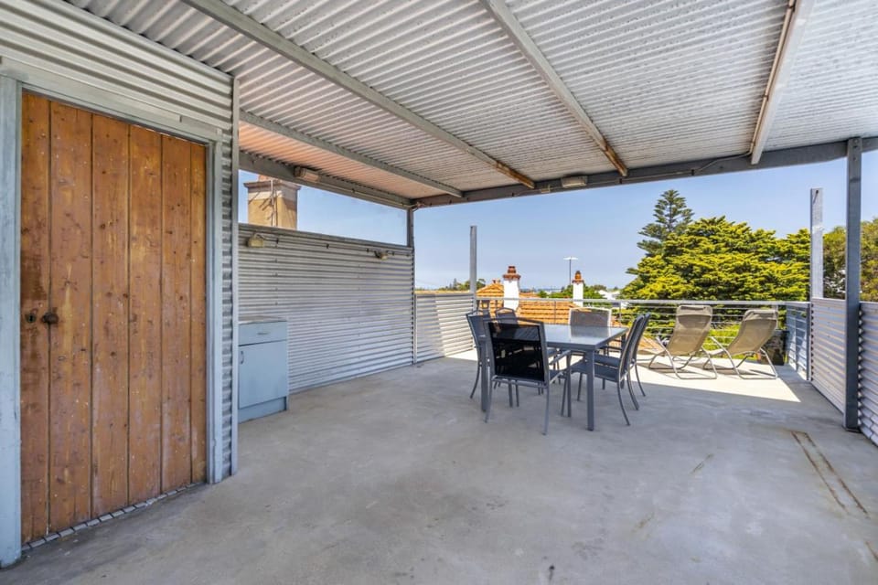 Sunset Views - walking distance to Fremantle CBD House in Perth