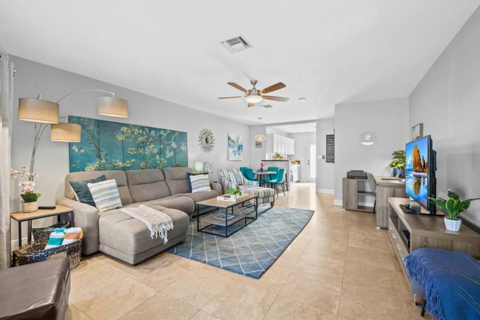 2 bed, steps from Wilton Drive, BBQ, fire pit House in Wilton Manors
