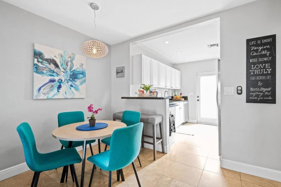 2 bed, steps from Wilton Drive, BBQ, fire pit House in Wilton Manors