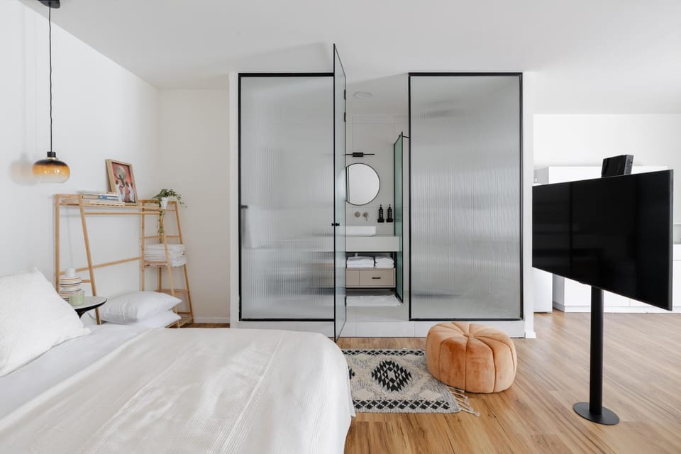 Shower, Bed, Bathroom, TV and multimedia, Bedroom