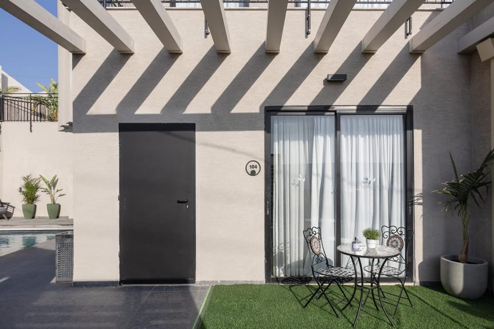 Property building, Day, Balcony/Terrace, Seating area