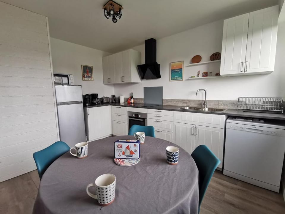 Coffee/tea facilities, Kitchen or kitchenette, dishwasher, oven, stove, toaster