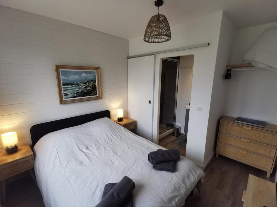 Bed, Photo of the whole room, Bedroom, towels