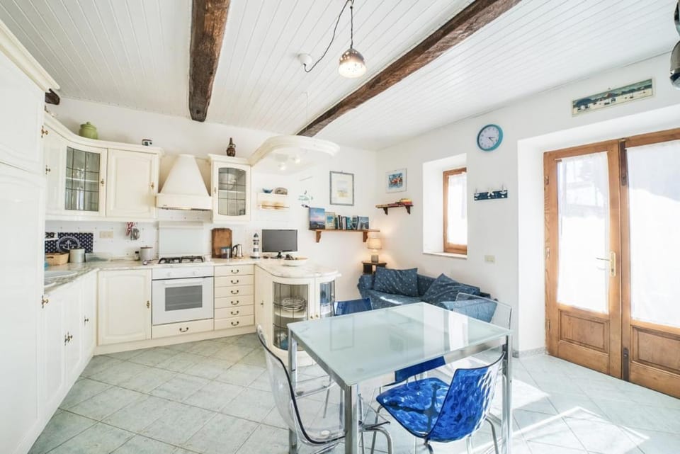 Kitchen or kitchenette, Seating area, Dining area, stove