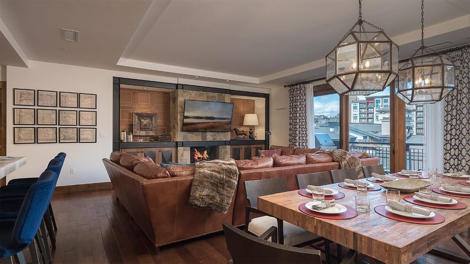 TV and multimedia, View (from property/room), Seating area, Dining area, fireplace