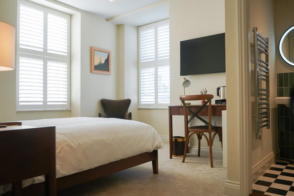 Bed, TV and multimedia, Bedroom