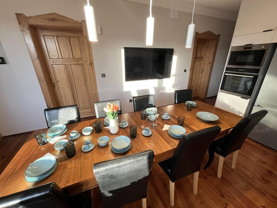 TV and multimedia, Kitchen or kitchenette, Food and drinks, Dining area, Food
