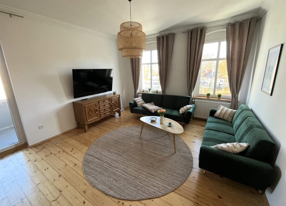 Communal lounge/ TV room, TV and multimedia, Living room, Seating area, Evening entertainment