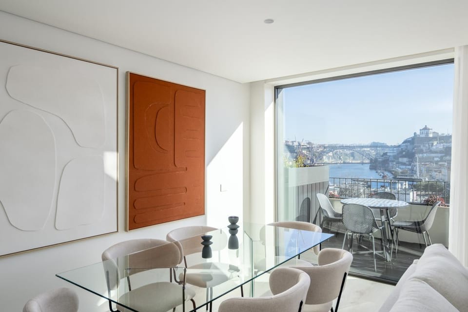 View (from property/room), Balcony/Terrace, Living room, Seating area, Dining area, City view