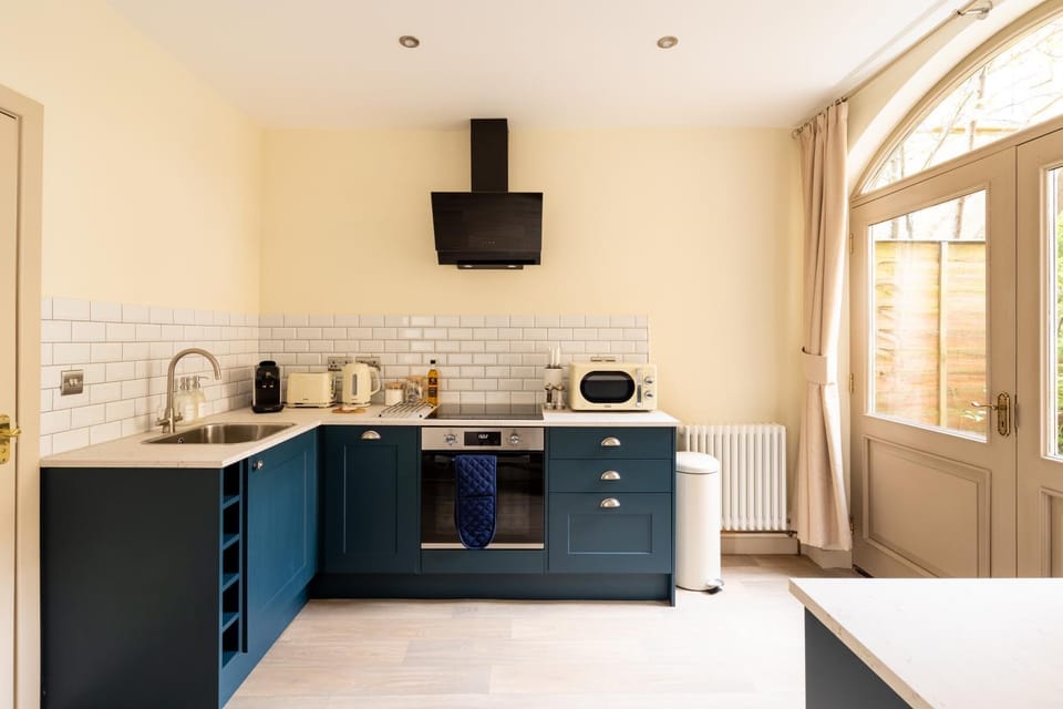 Coffee/tea facilities, Kitchen or kitchenette, dishwasher, oven, stove, toaster