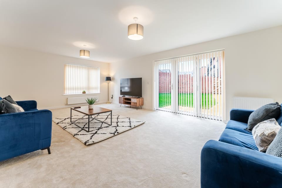 Spacious 4-Bed Contractor Home in Stoke Gifford, Bristol, with access to Bristol Parkway, free parking, and Wi-Fi House in Bristol