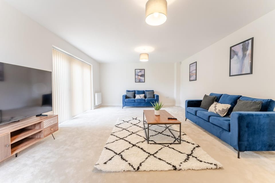 Spacious 4-Bed Contractor Home in Stoke Gifford, Bristol, with access to Bristol Parkway, free parking, and Wi-Fi House in Bristol