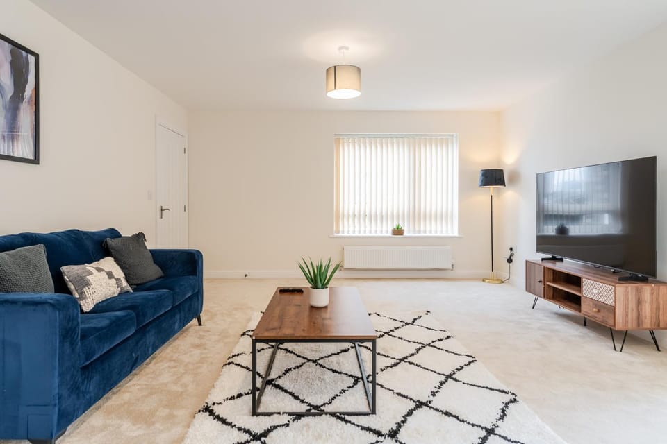 Spacious 4-Bed Contractor Home in Stoke Gifford, Bristol, with access to Bristol Parkway, free parking, and Wi-Fi House in Bristol