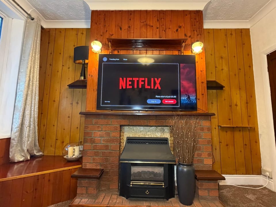 Communal lounge/ TV room, TV and multimedia, Living room, Evening entertainment