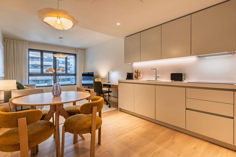 Kitchen or kitchenette, Dining area