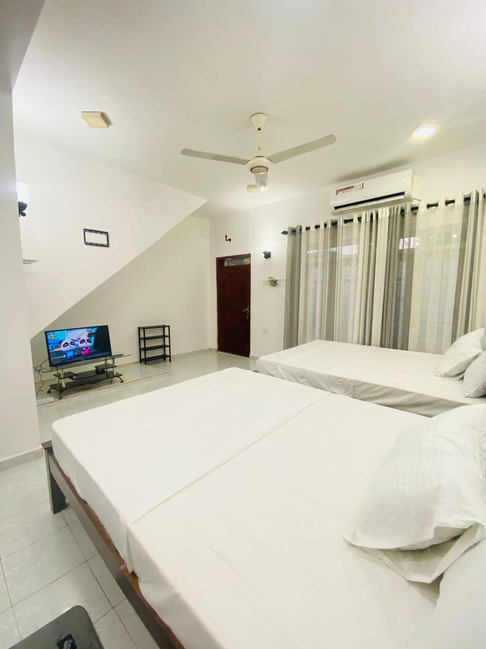 Bed, TV and multimedia, air conditioner