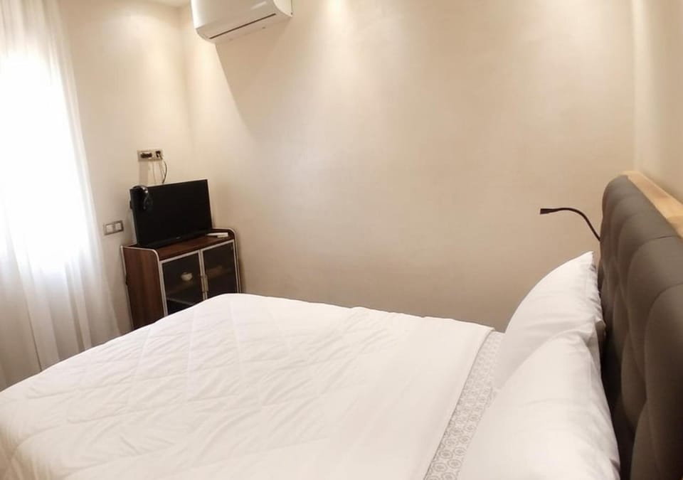 Bed, TV and multimedia, Bedroom, air conditioner
