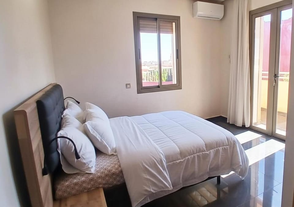 Bed, Photo of the whole room, Bedroom, air conditioner