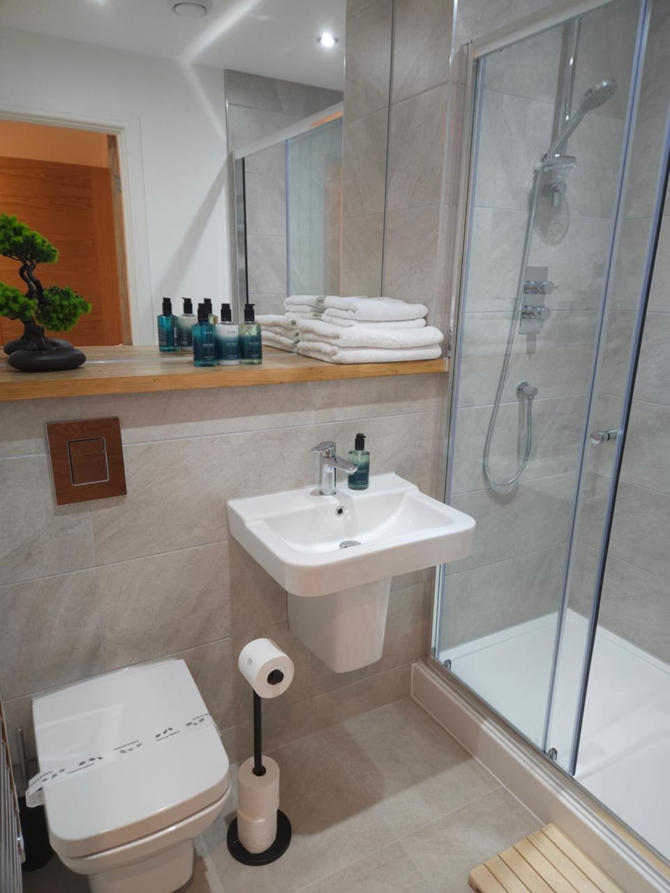 Hiroshi Ryokan - Kyoto Suite - Leeds City Centre Apartment in Leeds