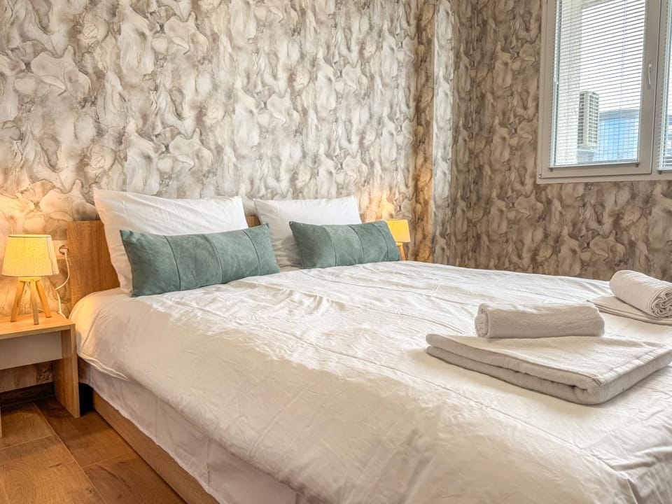 Bed, Photo of the whole room, Bedroom, towels