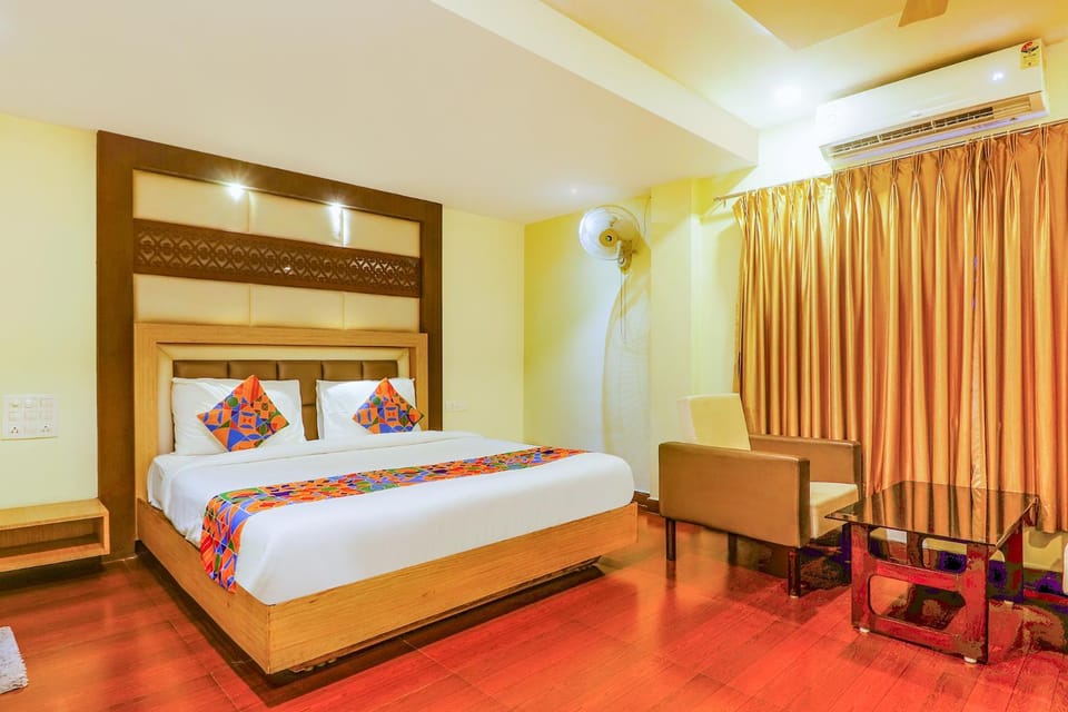 Bed, View (from property/room), Seating area, Dining area, Bedroom