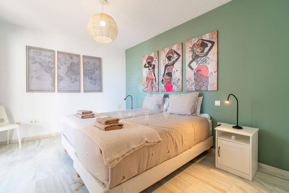 Bed, Night, Bedroom, Guests, older children, group of guests, Family