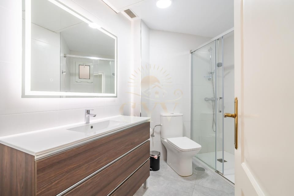 Shower, Toilet, Bathroom, Guests, Family