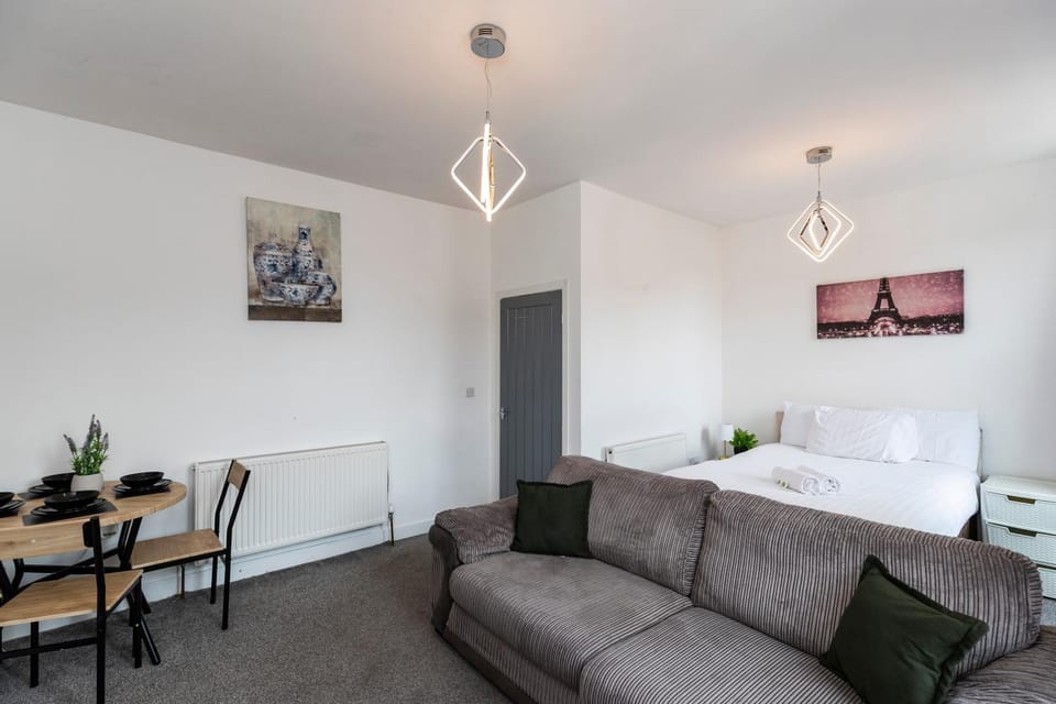 Bed, Living room, Photo of the whole room, Seating area, Dining area, Bedroom