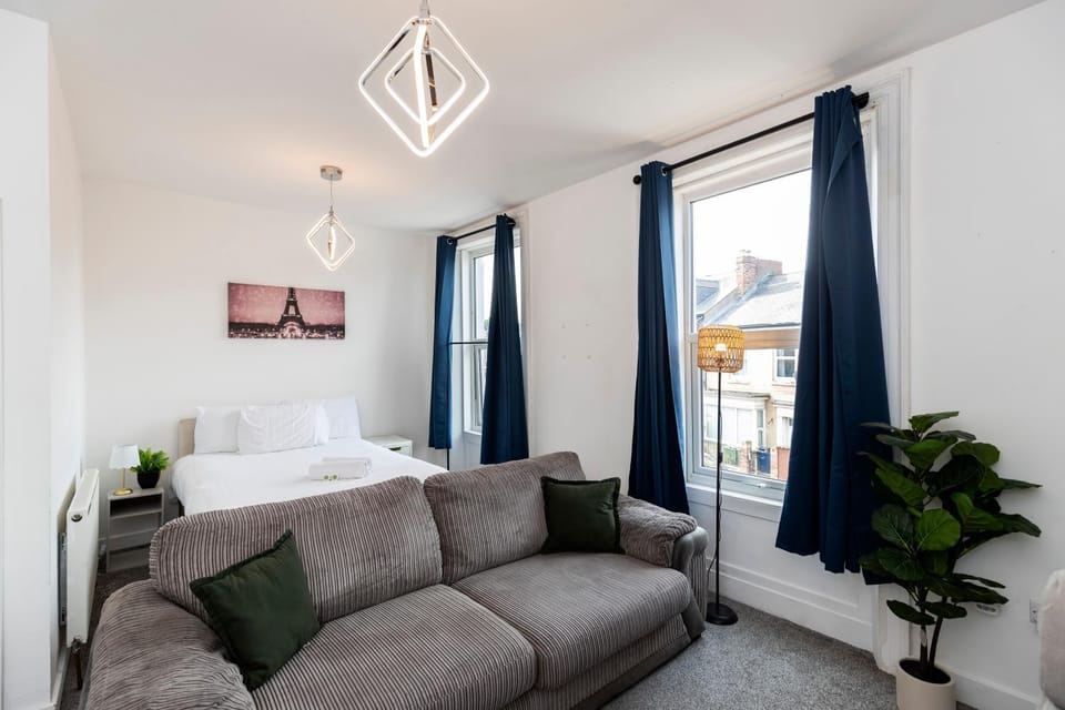 Bed, Living room, Photo of the whole room, Seating area, Bedroom