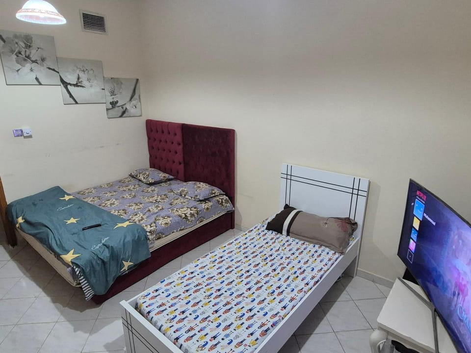 Cozy private toom with netflix and all facilities Bed and Breakfast in Al Sharjah