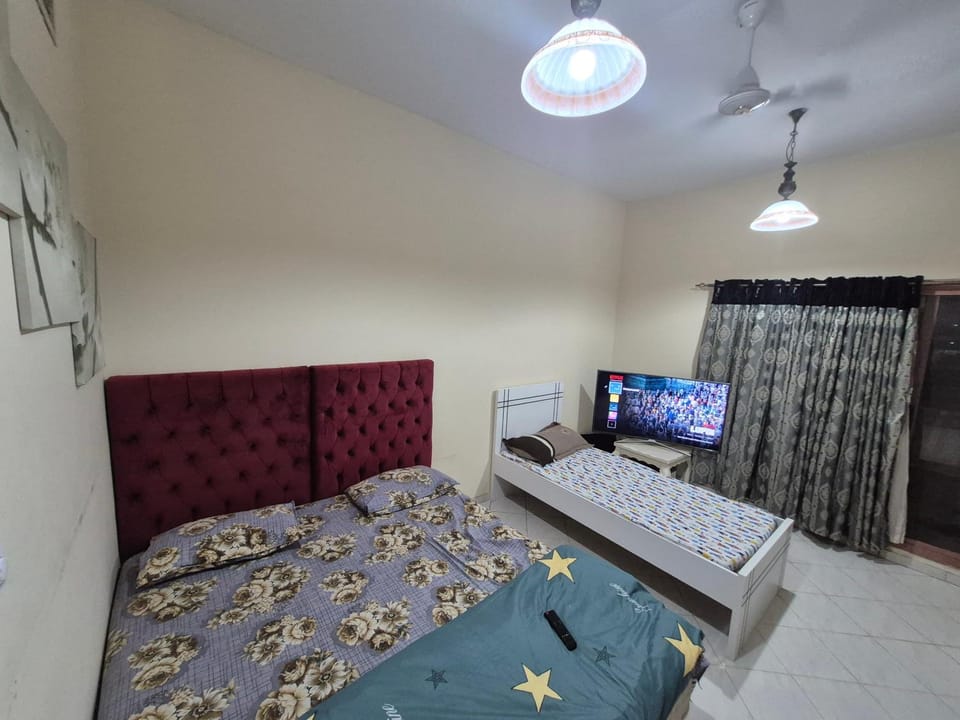 Cozy private toom with netflix and all facilities Bed and Breakfast in Al Sharjah