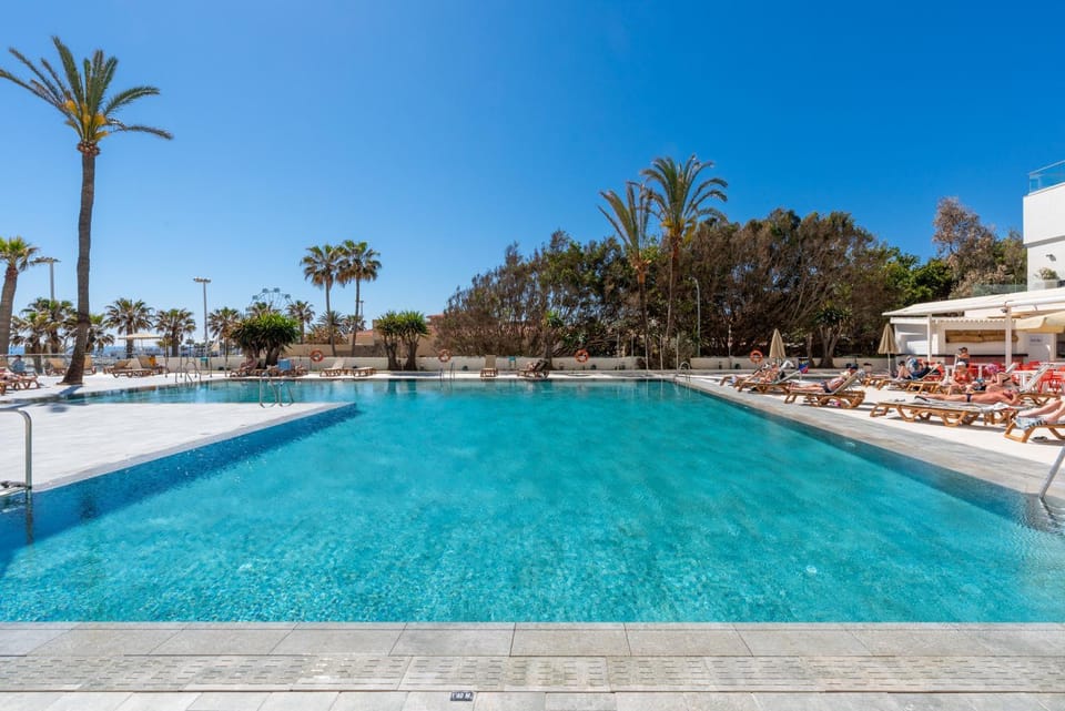 Pool view, Swimming pool, sunbed