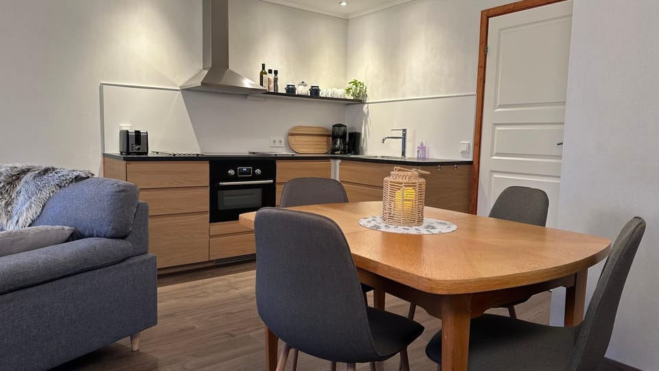 Coffee/tea facilities, Kitchen or kitchenette, Dining area, Food, dishwasher, microwave, stove, toaster, towels, kitchen