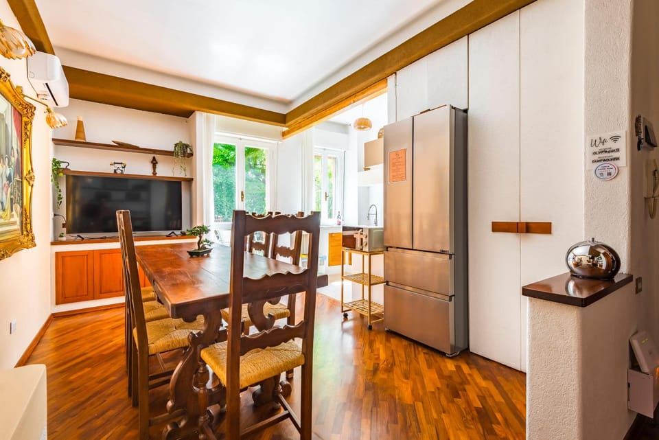 Kitchen or kitchenette, Living room, Seating area, Dining area, oven