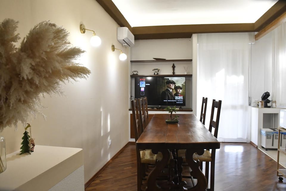 TV and multimedia, Kitchen or kitchenette, Living room, Seating area, Dining area