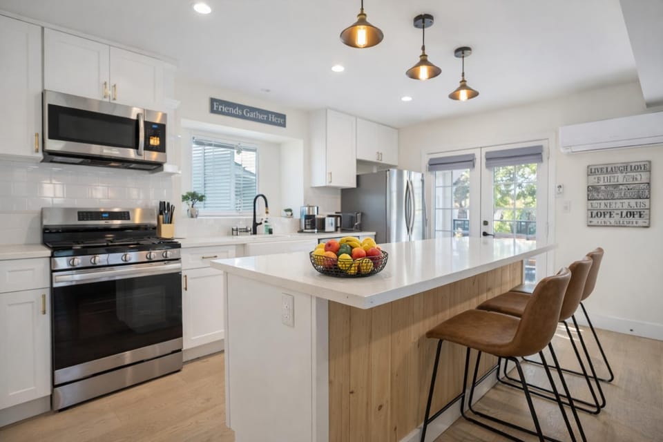 Modern 3BR Home Near USC, Museums & Coliseum House in Los Angeles