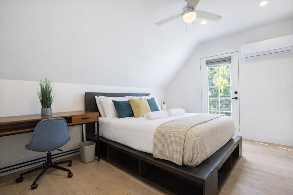 Modern 3BR Home Near USC, Museums & Coliseum House in Los Angeles