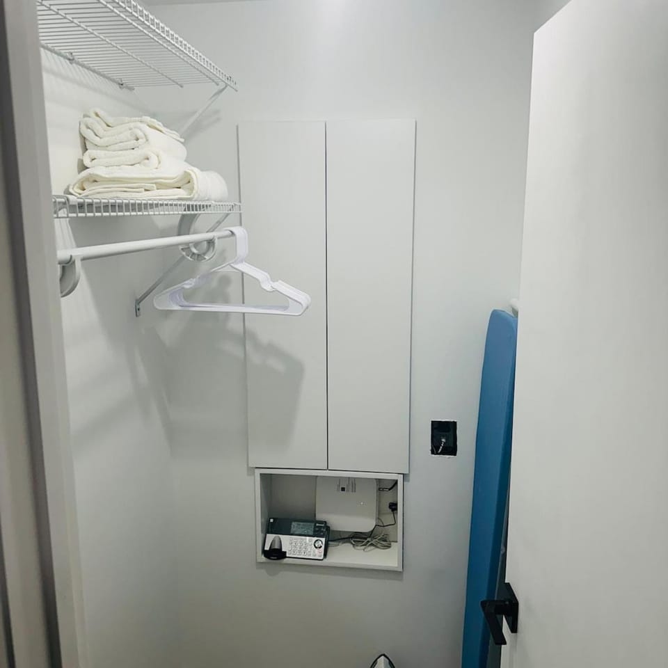 Modern Basement Suite near West Edmonton Mall Apartment in Edmonton